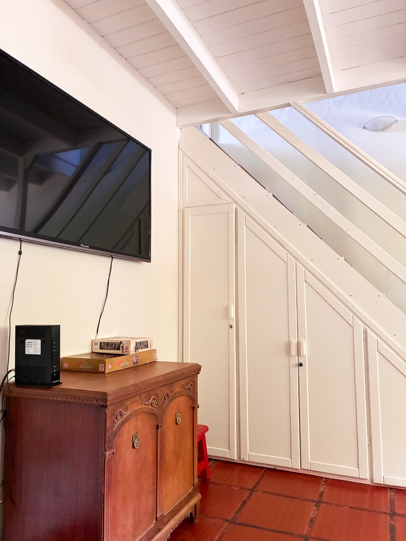 Casa Maipú - TV y escalera